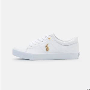 Rahlp Lauren sneakers - Säljer dessa vita polo Ralph Lauren skorna med guld detaljer i strl 37💞 De är endast använda 2 ggr så är i superfint skick! Säljer då jag fick dessa när jag fyllde år och jag istället vill ha ett par andra. Skriv för egna bilder🩷