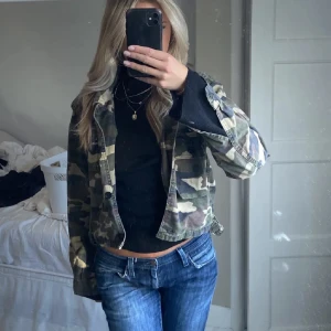 Jacka - Skitsnygg jacka med camoflage print som tyvärr inte har kommit till användning 💚 Perfekt för sensommar! (Lånade bilder från förra ägaren) vid många intressen startas budgivning!