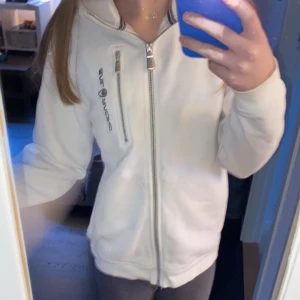 Sail racing zip tröja  - Vit sail racing zip tröja, väldigt fint skick. Passar mig som är 1,60 cm (nypris 999kr)
