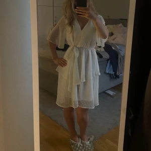 Vit sommarklänning - Säljer denna jätte fina klänning från Veromoda i storlek M. Använd vid ett tillfälle. (Brukar vanligtvis ha storlek S, därav är den lite stor för mig men funkar fof bra) Nypris, 449kr. Pris kan diskuteras 🩷