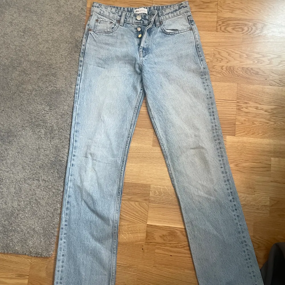 Säljer dessa jätte fina jeans från zara i strlk 34. Skit snygga & älskar dom men passar tyvrr inte längre. Inte heller använt särskilt många ggr. Dock är det en fläck på ena byxbenet vid knät, men syns knappast🩷. Jeans & Byxor.