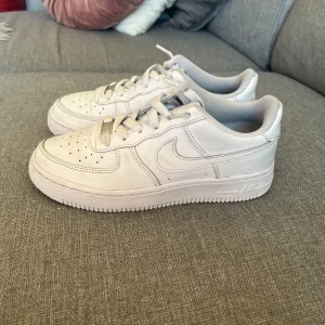 air force 1 skor - air force 1 skor, vita i storlek 36,5 innermått 23,5 cm.  väldigt bra skick! 