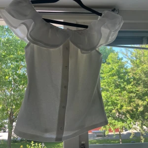 Vit sommar topp - As snygg sommar topp man kan ha med vänner. Aldrig andvänd ❤️🌸