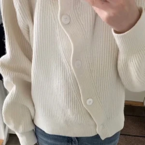 Other stories kofta - Såå fin kofta från &other stories! Den har osymmetriska knappar vilket är såå snyggt. Den såg originellt ut som på bild 2 men jag har klippt av kragen vilket jag tycker blev finare!❤️‍🔥❤️‍🔥