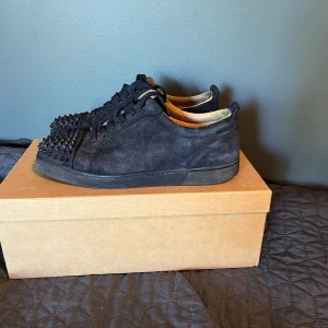 Christian Louboutin  - Tjena, säljer nu dessa feta Louboutin skor, skorna är i fint skick, allt og förutom kvitto medföljer, slitaget på sista bilden syns ej eller märks vid användning, självfallet äkta, pris kan diskuteras, MVH