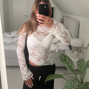 Spets tröja - Helt ny med prislapp! I stolek 36 men passar även nån som ha 34!