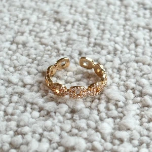 Guldig ring med diamanter 💕 - Du kommer få fina, kvalitativa & prisvärda ringar som endast kostar 99kr💕 Alla är vattentäta och gjorda av rostfritt stål ✌️ Ringarna orsakar alltså inga utslag 💕 Denna ring är justerbar & i guld. För fler frågor/bilder skicka ett meddelande 🌸