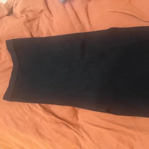 Ribbstickad kjol med slits  - Gott skick! Storlek s. Säljes då jag har för många kjolar!  Är ankellång för mig som är 164 cm. 