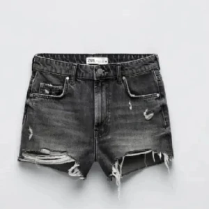 Jeansshorts - Jeansshorts från zara som knappt är andvända, säljer för de är lite för stora! Storlek 34. Skriv om ni har funderingar.❤️