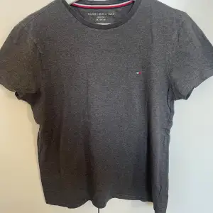 Tommy Hilfiger T-shirt grå. Storlek XS. En tröja i gott skick och nytvättad.