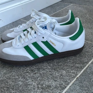Grön och vita adidas skor  - De här skorna är alldeles nya från Japan med storleken 37 och en tredjedel. De är från adidas och heter Samba. Frakten betalar ni själva. 💗💗