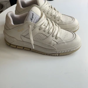 Axel Arigato  - Hejsan!  Säljer ett par Axel Arigato Area Lo skor. Strl 43  Använda endast ett fåtal gånger. Skorna är smutsiga men inga defekter på självaste skon.