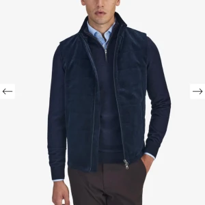 John Henric väst  - Väst från john Henric i mocka knappt använd. Storlek M  Slutsåld på deras hemsida  