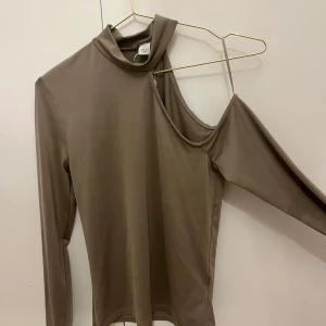 Off Shoulder tröja 🎀 - Brun/Beige Offshoulder strl S  Köparen står för frakten men finns även att hämta i Halmstad/Laholm 🌟
