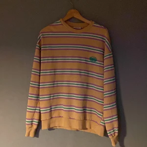 Sweatshirt junkyard - Jättebra skick, använd någon gång.