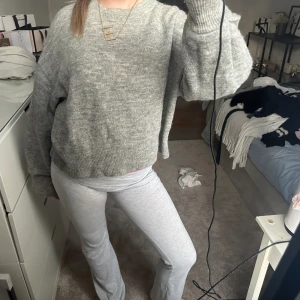 Grå stickad tröja - Från Visual Clothing Project! Tröjan har inga större defekter förutom en jätteliten nagellacks fläck(se bild 3)💞