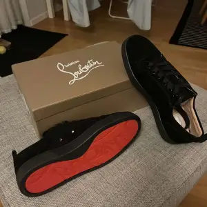 Helt nya Louboutin skor i toppkvalitet! Vid frågor eller intresse hör av dig!