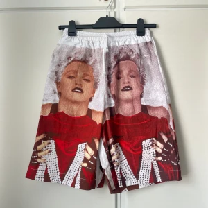 Madonna Shorts - Helt nya balla Madonna tryck ”basket shorts”  storlek S  Frakt tillkommer ✨