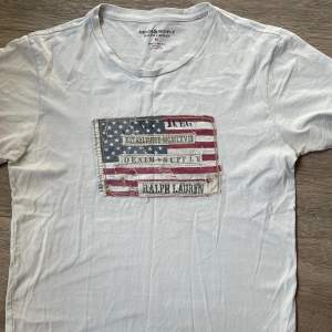Säljer en Ralph lauren denim supply T-shirt i storlek s tröjan är inprencip ny endast testad