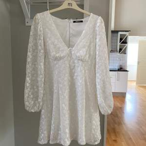 En jättefin vit klänning från Gina Tricot. Använd en gång och ser ut som ny. 
