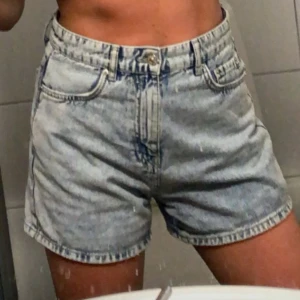 Jeansshorts - Jeansshorts från Gina Tricot. Köpta för många år sedan men i bra skick! Storlek 36💕