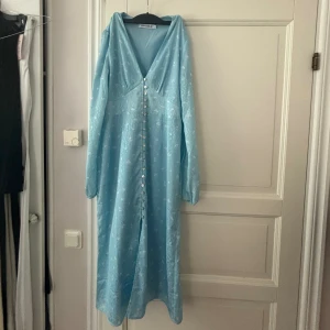 Adoore Paris klänning - Lägger nu ut min adoore Paris klänning i en jättefin blå färg. Klänningen är i strlk 38 och finns inte att köpa på hemsidan vad jag sett😊 Använd Max 3 gånger så i princip i nyskick. Den har inga defekter alls. Skriv gärna till mig vid intresse😊🫶