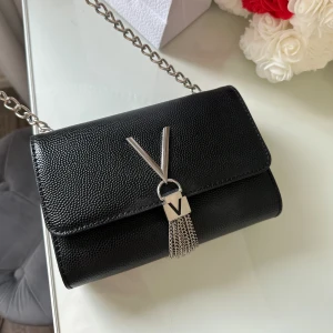 Valentino väska  - Säljer denna Valentino väska i modellen ”DIVINA”. Går även att göra till axelväska. Nyskick därav inga slitage. 