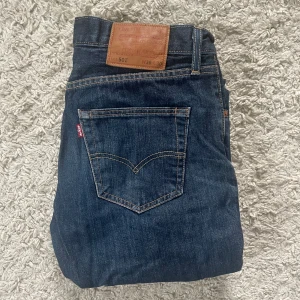Levis 501 - Säljer nu dessa levis jeansen i storlek 30. Dom har riktigt fet passform och är i färgen marinblå. Hör av er vid eventuella frågor!