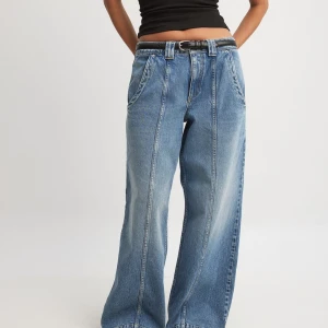 Jeans med fickdetalj och låg midja - Nya oanvända jeans från nakd i storlek 36/S🤍 Nypris var 700 kr