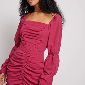 Superfin rosa klänning NAKD, oanvänd! - Helt ny klänning från NAKD, slutsåld i denna storlek. Härlig rosa färg, dold dragkedja i sidan. När jag köpte den kostade den 499 kr 🌺