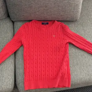 Röd gant tröja, använd 1-3 gånger helt nytt skick inga märken eller lösa trådar!