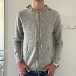 John Henric hoodie  - Hej🤗 säljer nu en grå Kashmir zip up från John Henric! Storlek M. Skick 10/10✅ hör av dig vid några frågor!