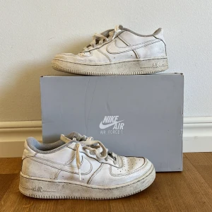 Air force 1 - Ett par vita air force one i storlek 38,5 Köpta från nike.com för 1000 kr 