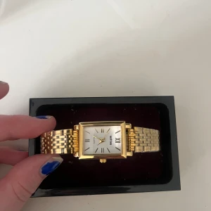 Armbandsur i guld - Klocka/armbandsur i rostfritt guld. Ny köpt och ej använd, därmed är plasten runt om kvar.💗
