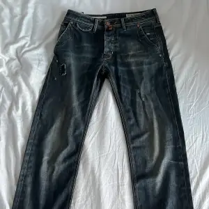 Jacob Cohen jeans  Storlek 30/34 men små i storleken, skick är väldigt bra 👍  Nypris: 5000kr vårt pris: 1299kr🍾
