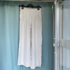 Tunna linnebyxor  - Randiga linne byxor  i bra skick  70%viskos Använd ett par gånger 