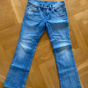 Säljer dessa skitsnygga ljusblå lågmidjade jeans från diesel industry. Säljer då de tyvärr inte passar mig, har inga bilder på. Helt nya, aldrig använda. Storlek W30 L30, sitter ungefär som s. Köpta för 1200, säljer för 500. 