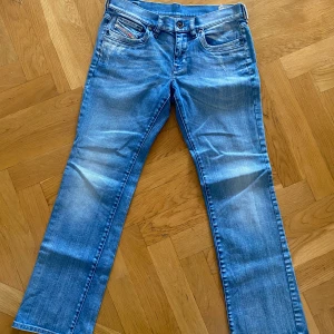 Diesel jeans - Säljer dessa skitsnygga ljusblå lågmidjade jeans från diesel industry. Säljer då de tyvärr inte passar mig, har inga bilder på. Helt nya, aldrig använda. Storlek W30 L30, sitter ungefär som s. Köpta för 1200, säljer för 500. 