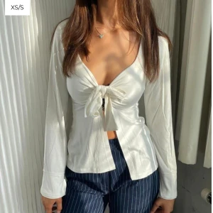 MADDY blouse-white från design by si - Använd tre gånger, bra skick, säljer då den tyvärr inte används och gillar inte passformen på mig. 