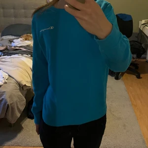 Champion sweat shirt - Säljer min snygga blåa champion sweatshirt. Mycket bra skick💙💙💙