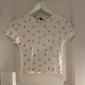 Blommig topp - En blommig topp med prislappen kvar! Super söt i strl XS och väldigt mjuk och skön💖