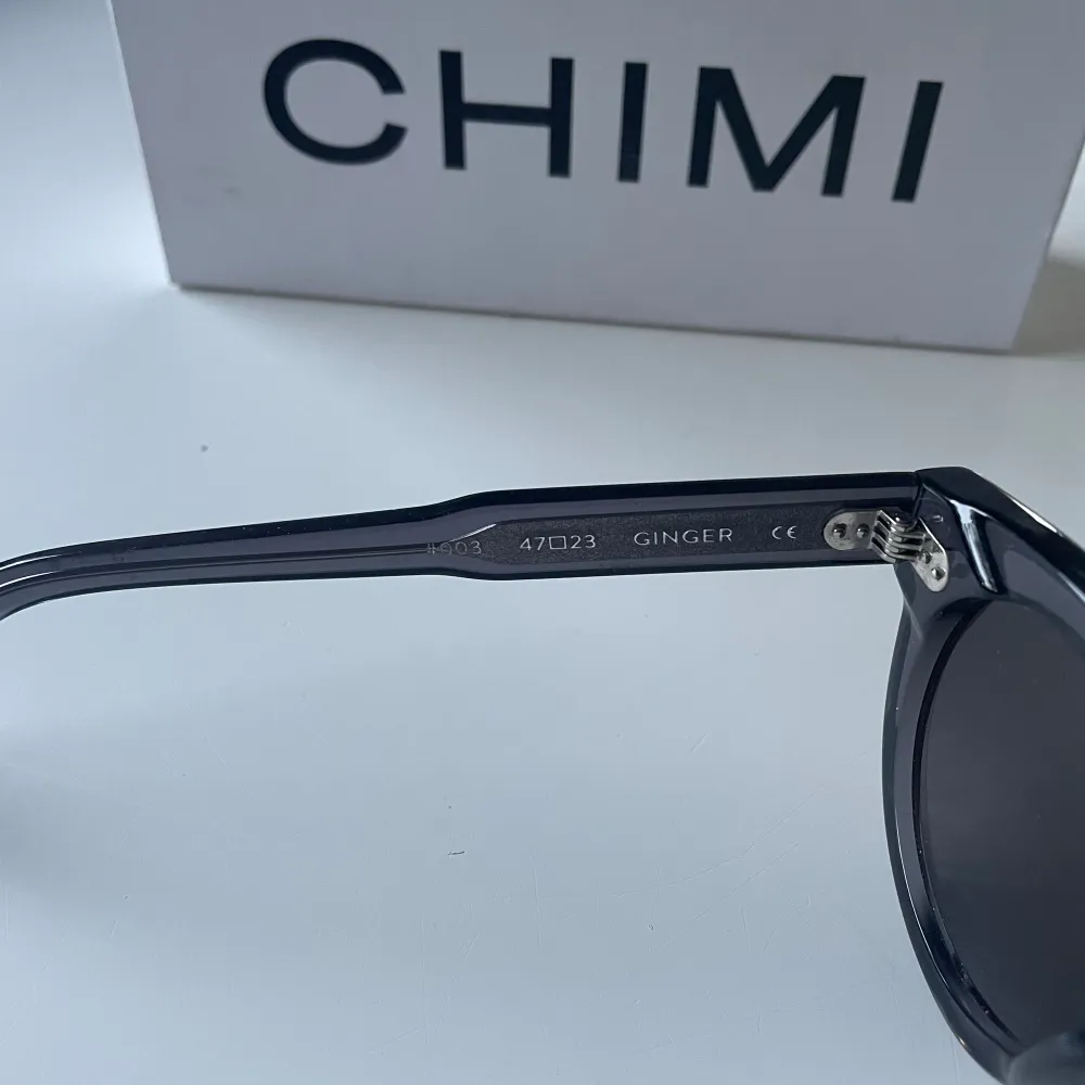 Säljer nu ett par fina solglasögon från Chimi. Modellen är 003 och heter ”ginger” som är en grå/blå variant. Bra skick med alla tillbehör. Pris: 349kr. Accessoarer.