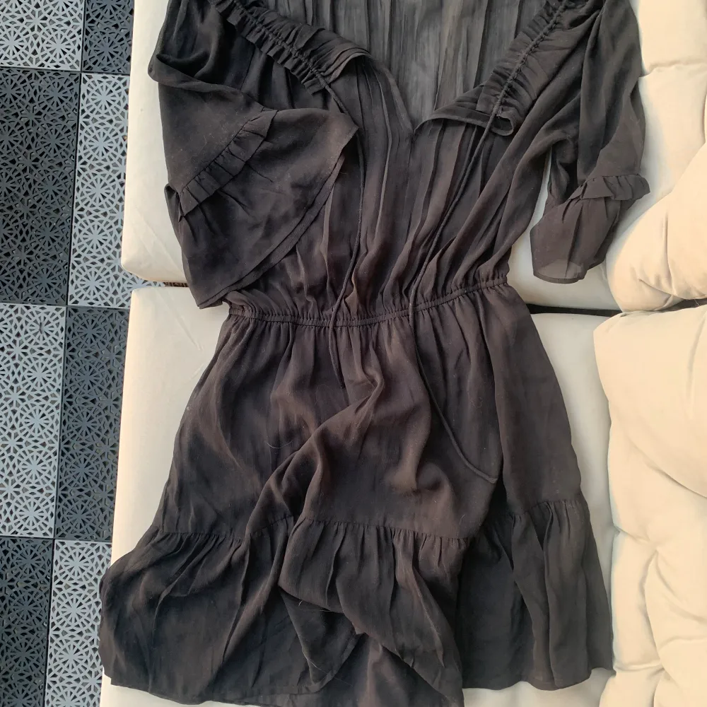 Vacker svart klänning, stl 36,  i tunnt material från NA-KD. Genomskinlig överdel o underkjol nertill. Knytning till halsen så man kan ha den som off shoulder eller åtdragen.   Sparsamt använd o säljs då jag inte har plats för den  . Klänningar.