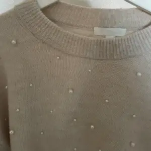Säljer denna söta pärlstickade tröja från hm