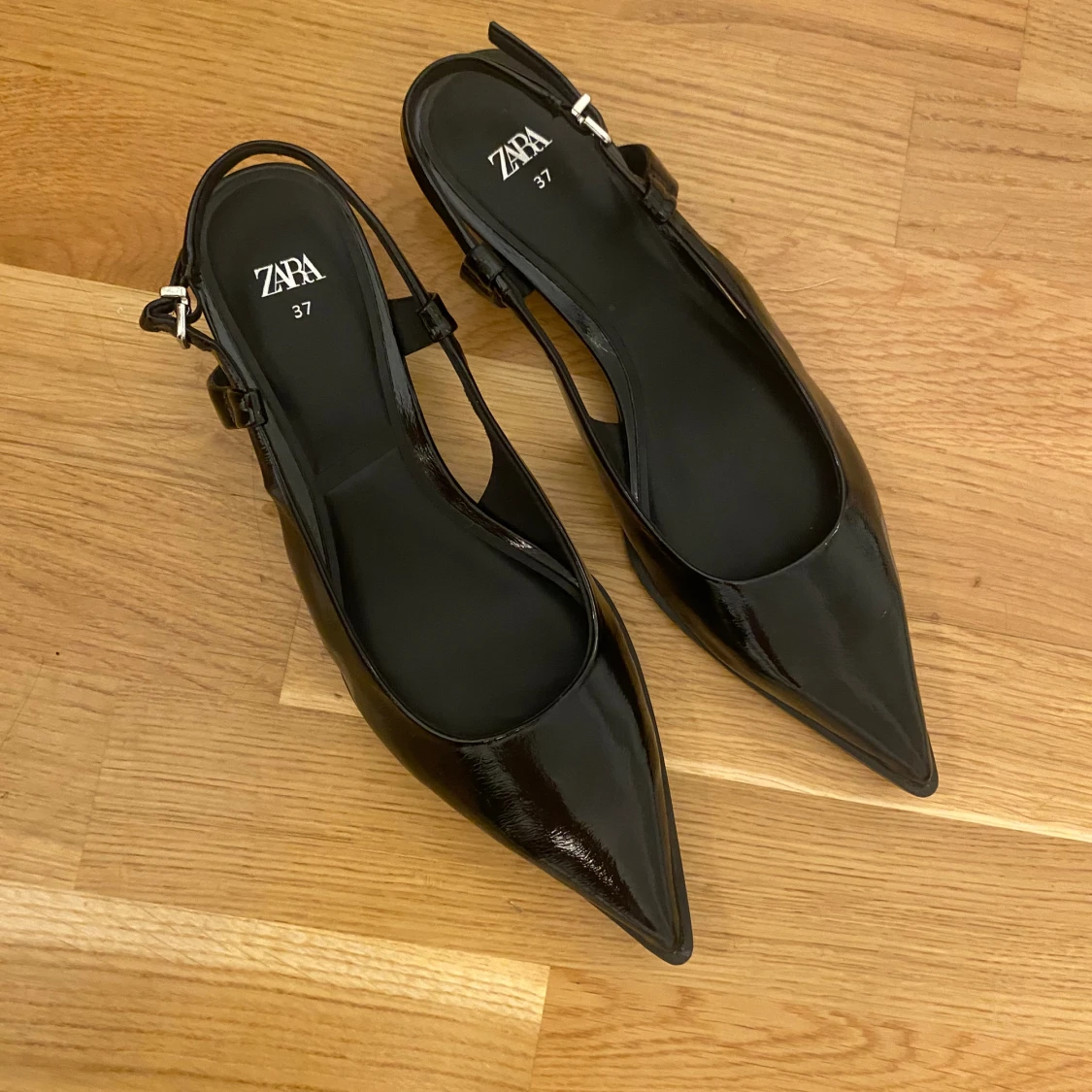 SVARTA Klackskor ZARA, låg klack 