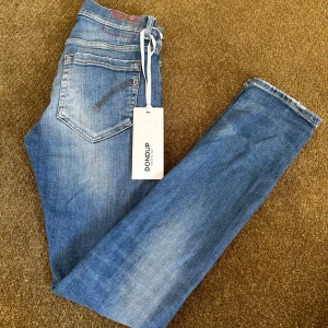 Dondup jeans - Säljer nu dessa riktigt snygga nya dondup jeans som är köpta på United fashion i Gbg. De är i storlek W28. Säljer pga att de inte kommer till användning. Nypris är cirka 3299