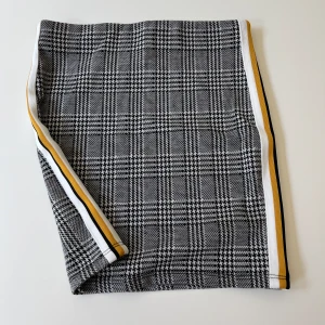 Rutig kjol - Rutig kjol med snygga revärer på sidan