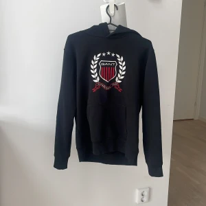 Svart Gant hoddie - Svart gant hoddie i gott skick