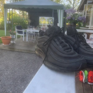 Nike air Max 97  - Hej. Säljer av lite skor då dom inte passar längre och inte har användning för dom.  Säljer nu mina Nike Air Max 97 köpta ny pris 1499. Skick 7/10. Finns lite defekter som t.ex hälen se bild 4. Men annars inga synliga. Liten i storlek.