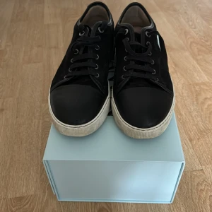 Lanvin - Säljer dessa lanvins, storlek uk 9, skick 7,5/10 Kvitto och allt finns med! Mitt pris är 1500kr  + frakt (uppdaterat pris)